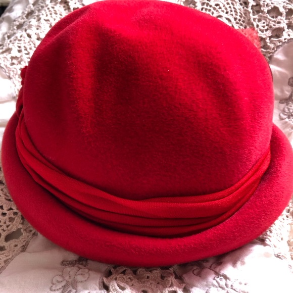 Beautiful wool RED hat - Picture 4 of 7